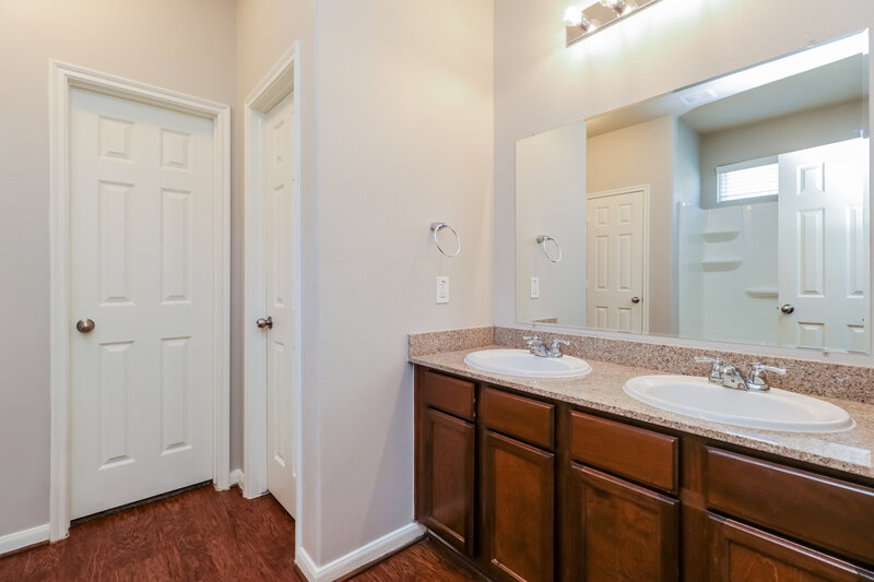 2,275/Mo, 23619 Maple View Dr Spring, TX 77373 Main Bathroom View