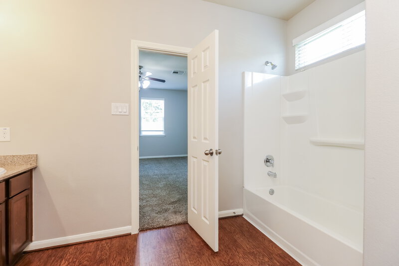 2,275/Mo, 23619 Maple View Dr Spring, TX 77373 Main Bathroom View 2