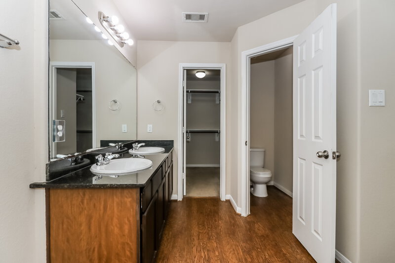 1,895/Mo, 3350 Allington Ct Houston, TX 77014 Main Bathroom View