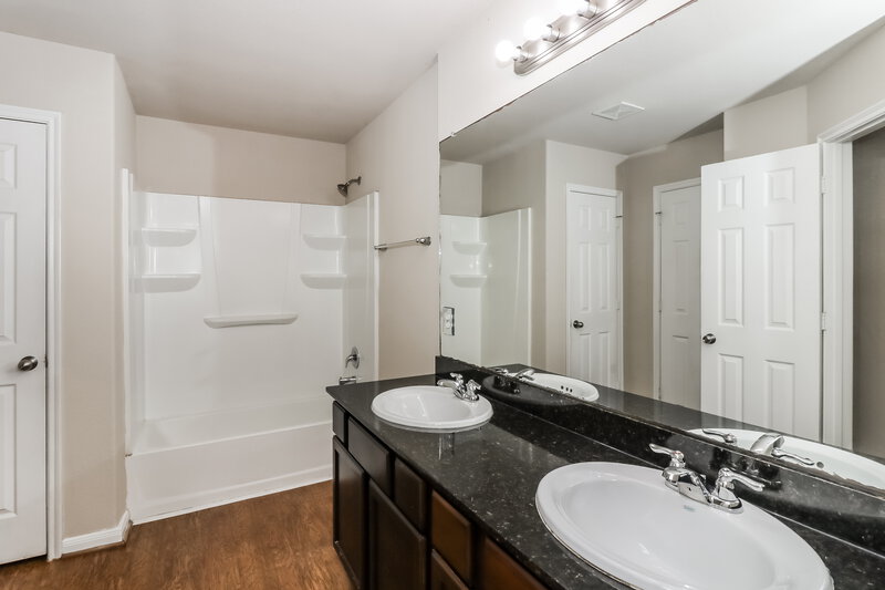 1,895/Mo, 3350 Allington Ct Houston, TX 77014 Main Bathroom View 2