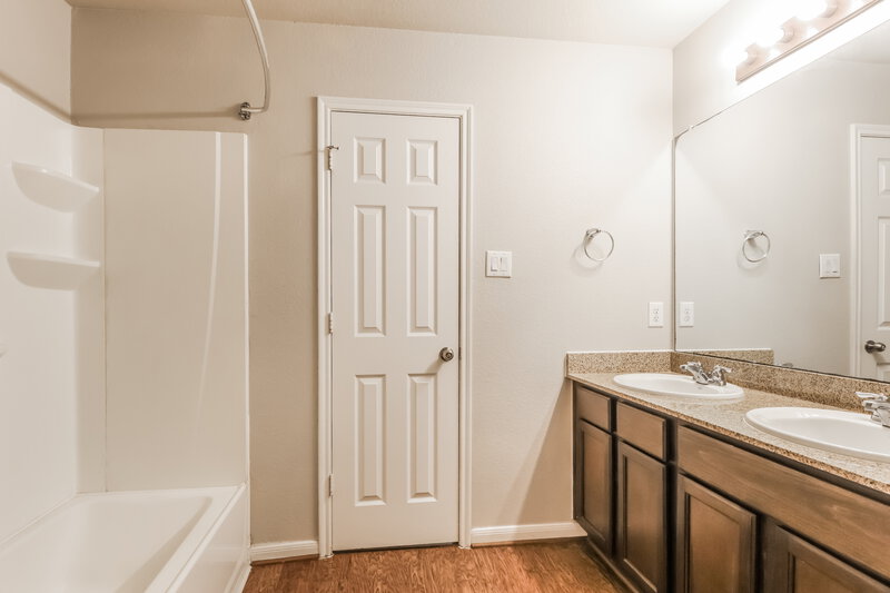 2,035/Mo, 3351 Allington Ct Houston, TX 77014 Main Bathroom View