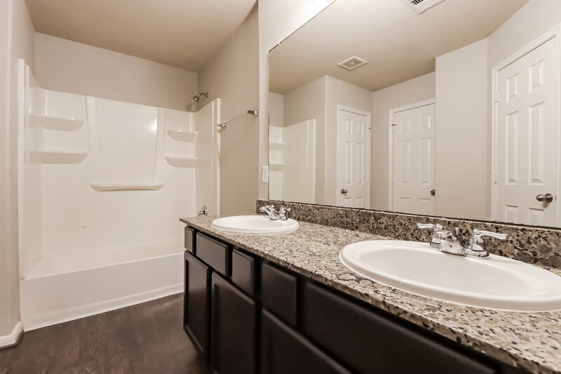 2,780/Mo, 3355 Allington Ct Houston, TX 77014 Main Bathroom View