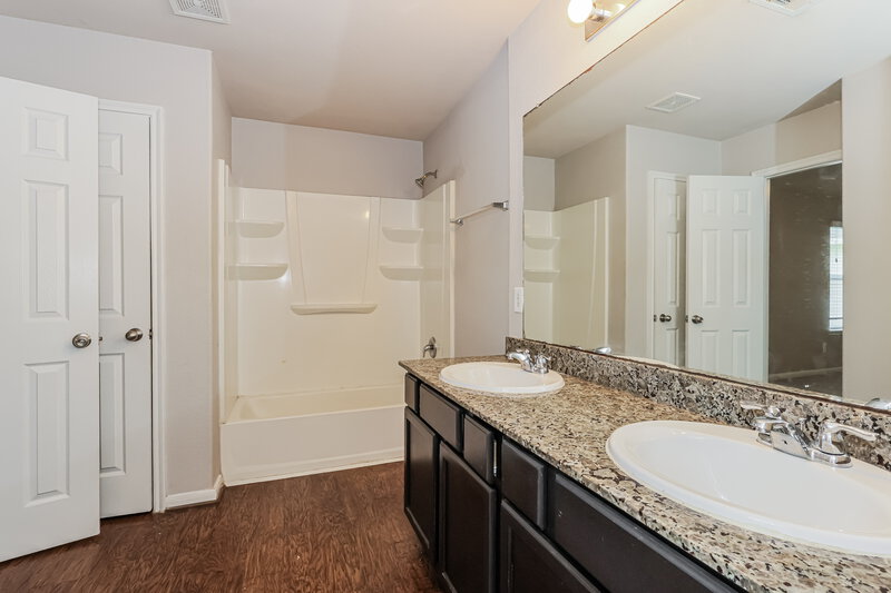 1,990/Mo, 3355 Allington Ct Houston, TX 77014 Main Bathroom View