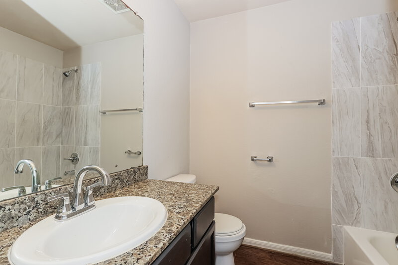1,990/Mo, 3355 Allington Ct Houston, TX 77014 Bathroom View 2