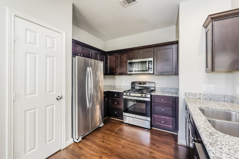 1,880/Mo, 2818 Mesquite Ridge Dr Houston, TX 77073 Kitchen View