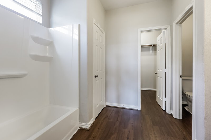 1,880/Mo, 2818 Mesquite Ridge Dr Houston, TX 77073 Main Bathroom View
