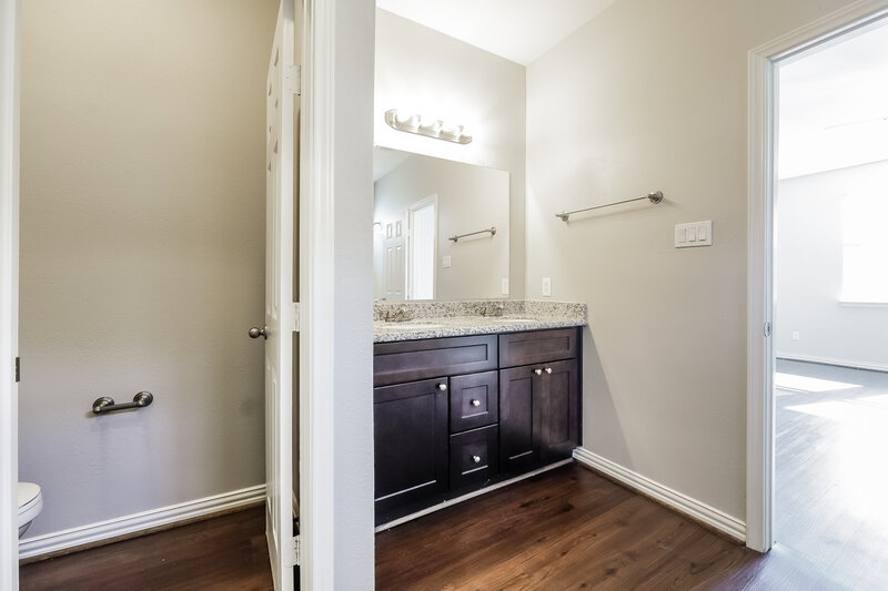 1,880/Mo, 2818 Mesquite Ridge Dr Houston, TX 77073 Main Bathroom View 2