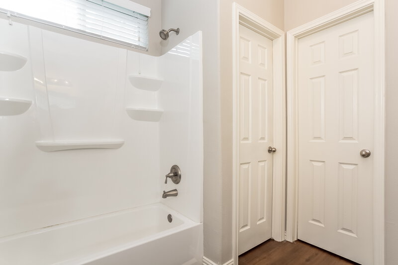 1,890/Mo, 2814 Mesquite Ridge Dr Houston, TX 77073 Bathroom View 2
