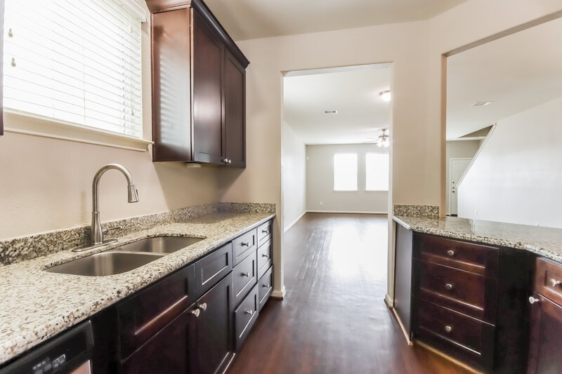 2,125/Mo, 2822 Mesquite Ridge Dr Houston, TX 77073 Kitchen View