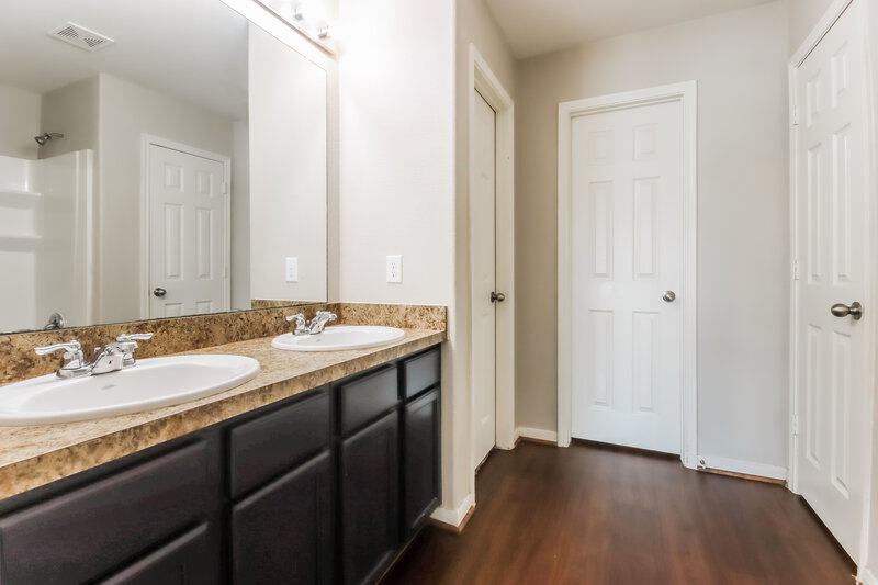 2,125/Mo, 2822 Mesquite Ridge Dr Houston, TX 77073 Main Bathroom View