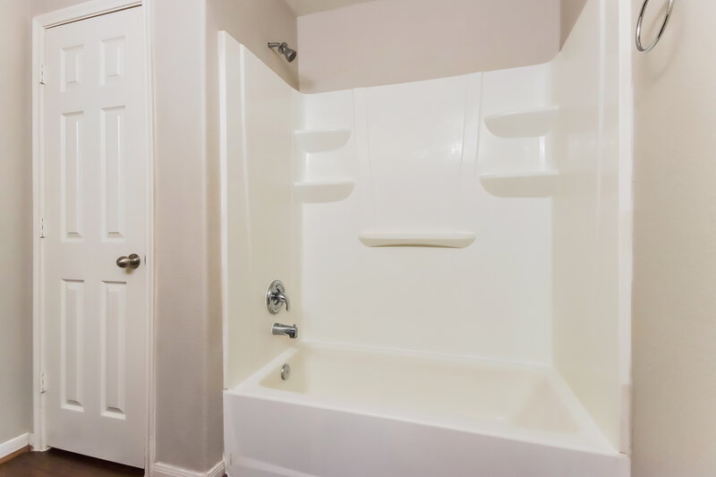 2,125/Mo, 2822 Mesquite Ridge Dr Houston, TX 77073 Main Bathroom View 2