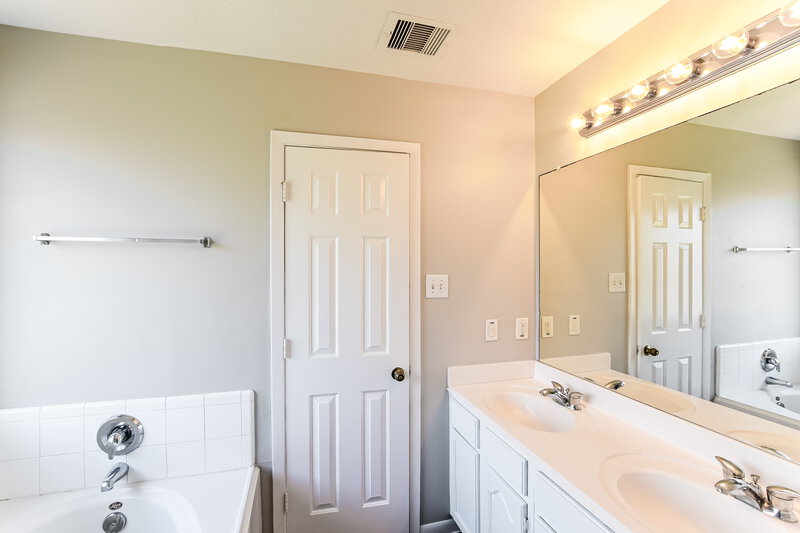 1,875/Mo, 19530 Billineys Park Dr Katy, TX 77449 Main Bathroom View