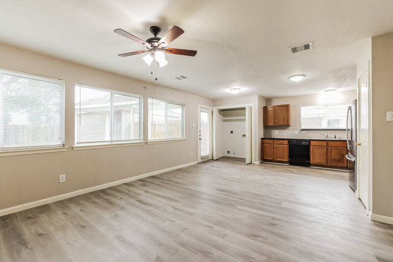 1,910/Mo, 19834 Crested Hill Ln Cypress, TX 77433 Living Room View 3