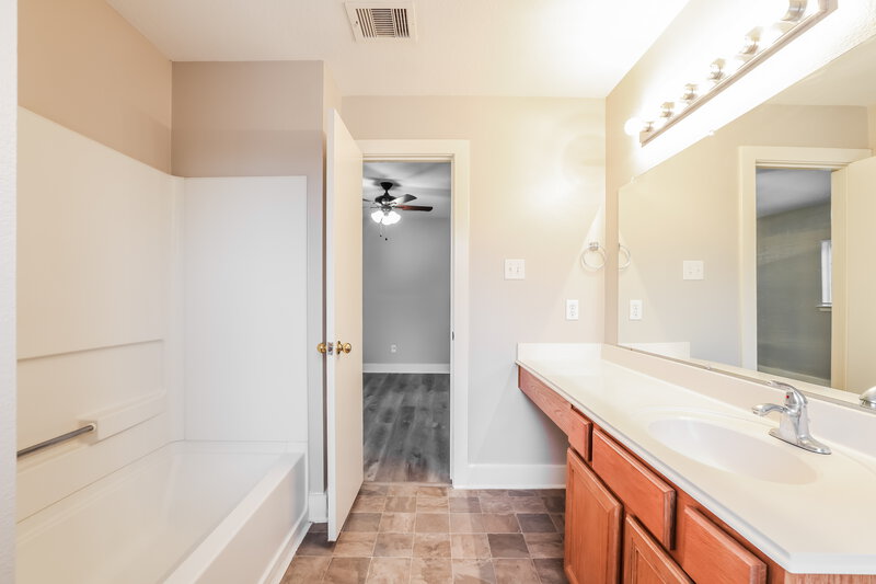 1,910/Mo, 19834 Crested Hill Ln Cypress, TX 77433 Main Bathroom View