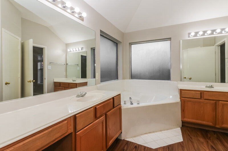 1,945/Mo, 6602 Bluebottle Ln Katy, TX 77449 Main Bathroom View