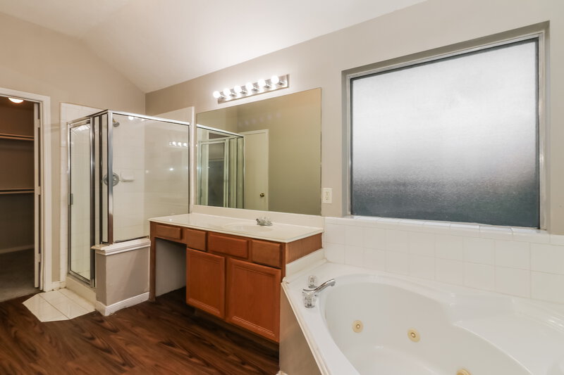 1,945/Mo, 6602 Bluebottle Ln Katy, TX 77449 Main Bathroom View 2