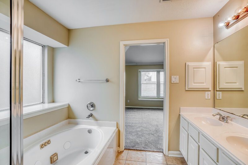1,855/Mo, 2011 Pinecreek Pass Ln Katy, TX 77449 Main Bathroom View 2