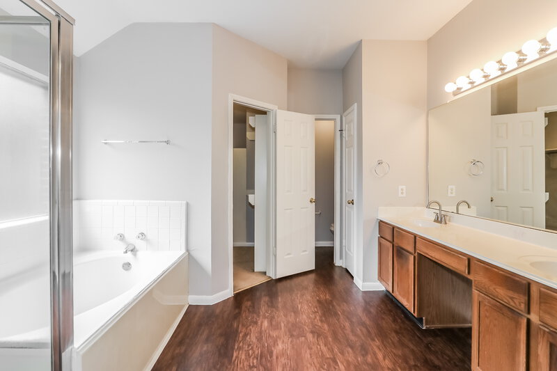 2,315/Mo, 4619 Twin Elm Dr Fresno, TX 77545 Main Bathroom View