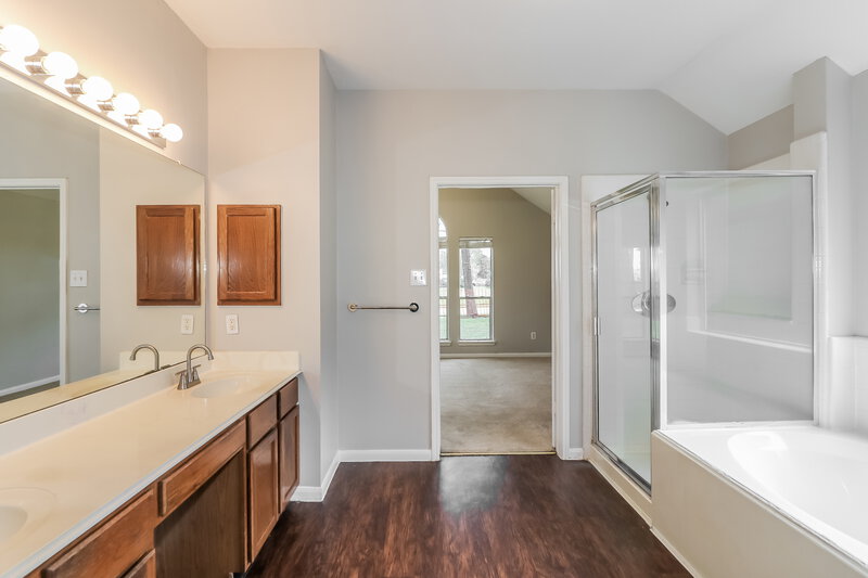 2,315/Mo, 4619 Twin Elm Dr Fresno, TX 77545 Main Bathroom View 2