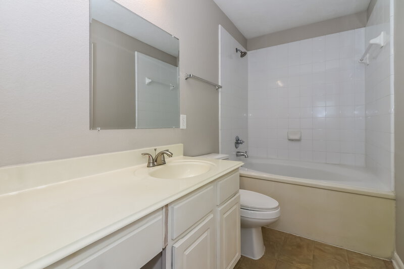 1,600/Mo, 8107 Sanders Glen Ln Humble, TX 77338 Main Bathroom View