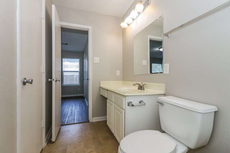 1,600/Mo, 8107 Sanders Glen Ln Humble, TX 77338 Bathroom View