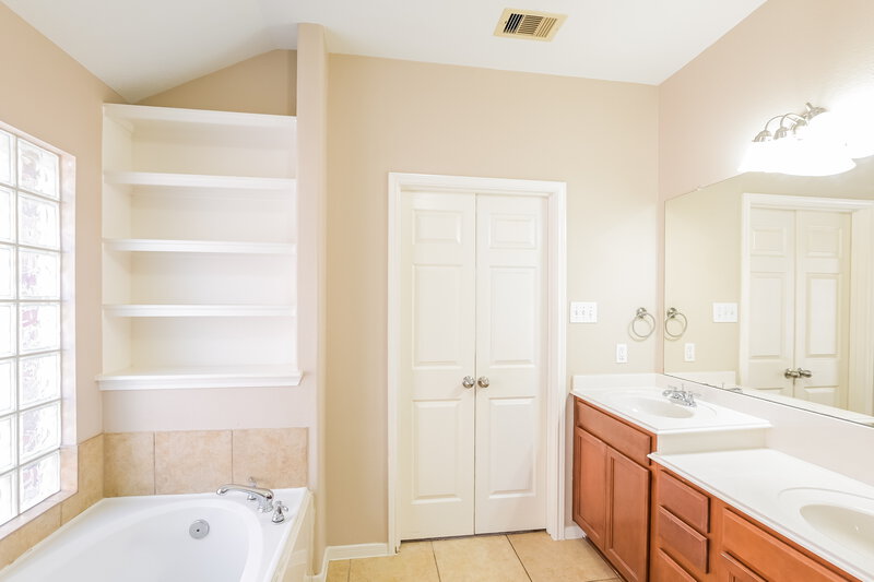2,180/Mo, 8223 Gran Villa Dr Cypress, TX 77433 Main Bathroom View 2