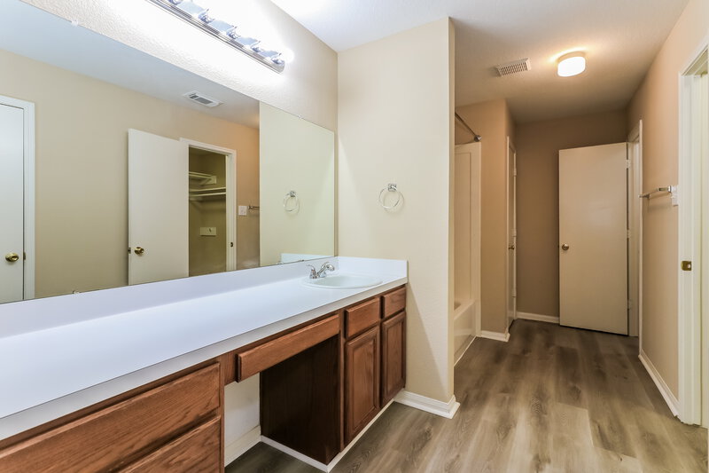 2,140/Mo, 10902 Ivy Park Houston, TX 77075 Main Bathroom View
