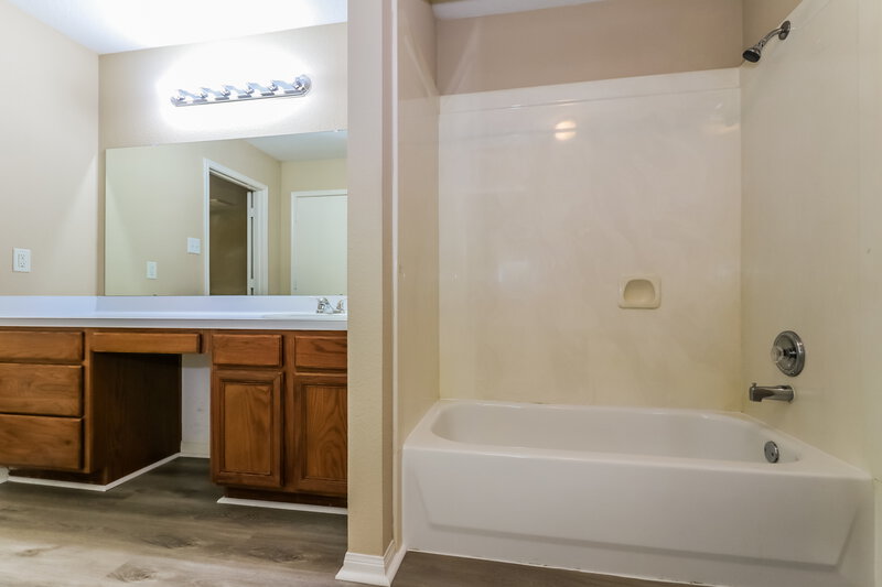 2,140/Mo, 10902 Ivy Park Houston, TX 77075 Main Bathroom View 2