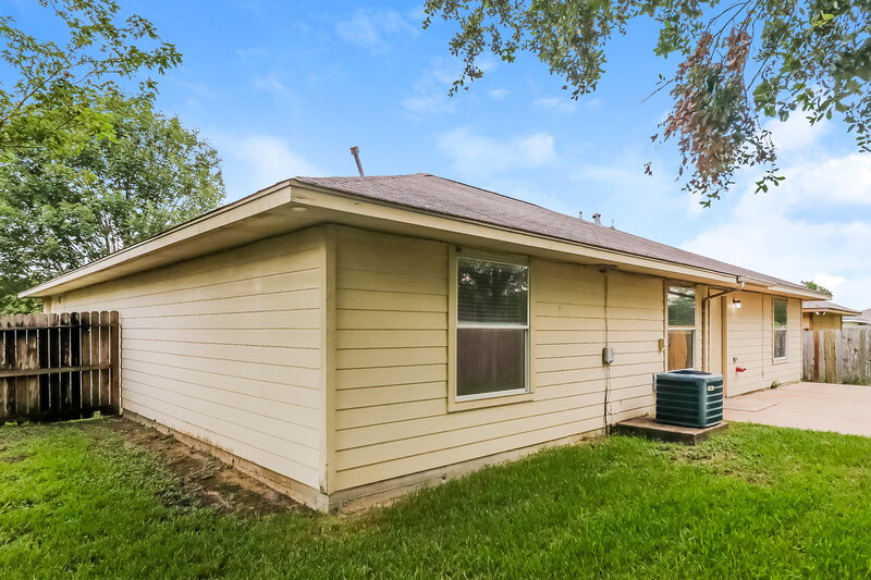 2,140/Mo, 10902 Ivy Park Houston, TX 77075 Rear View