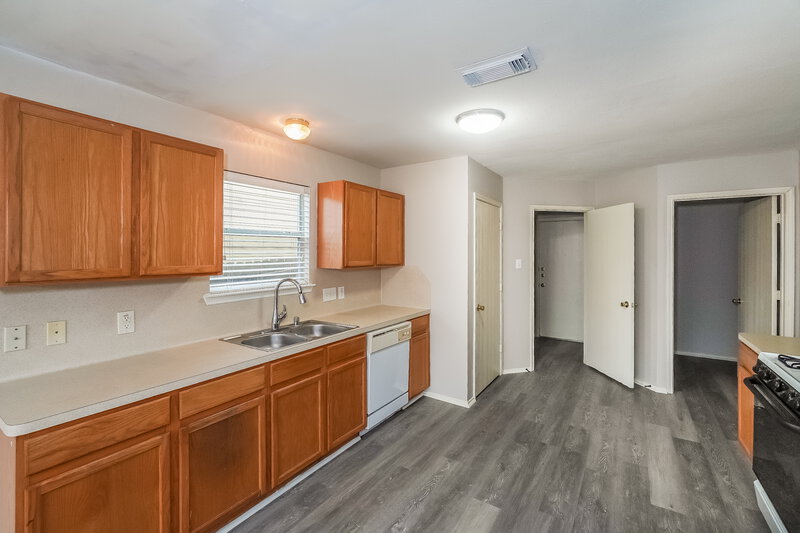 2,020/Mo, 13115 Grassy Briar Ln Houston, TX 77085 Kitchen View