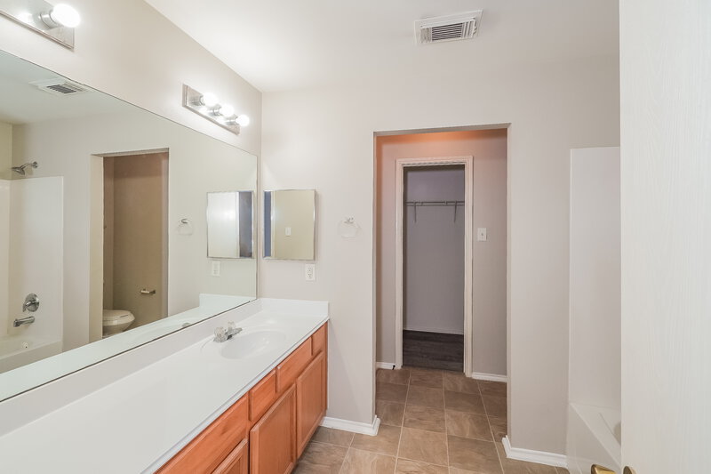 2,020/Mo, 13115 Grassy Briar Ln Houston, TX 77085 Main Bathroom View