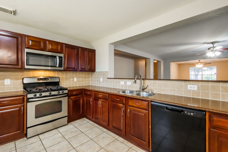 2,085/Mo, 19715 Hollington Dr Tomball, TX 77375 Kitchen View 2