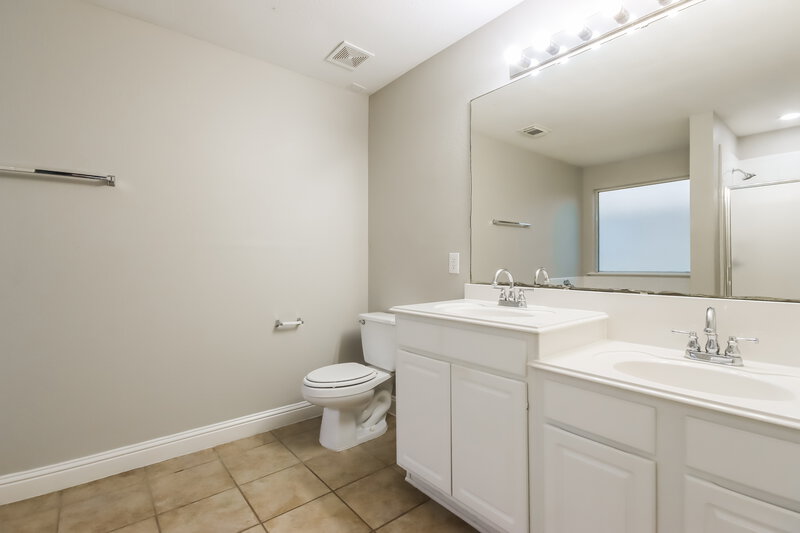 2,085/Mo, 19715 Hollington Dr Tomball, TX 77375 Main Bathroom View
