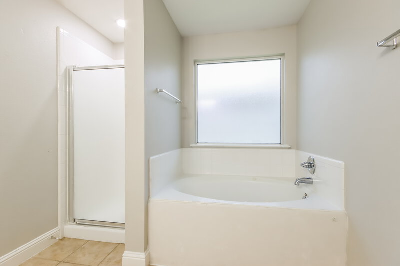2,085/Mo, 19715 Hollington Dr Tomball, TX 77375 Main Bathroom View 2