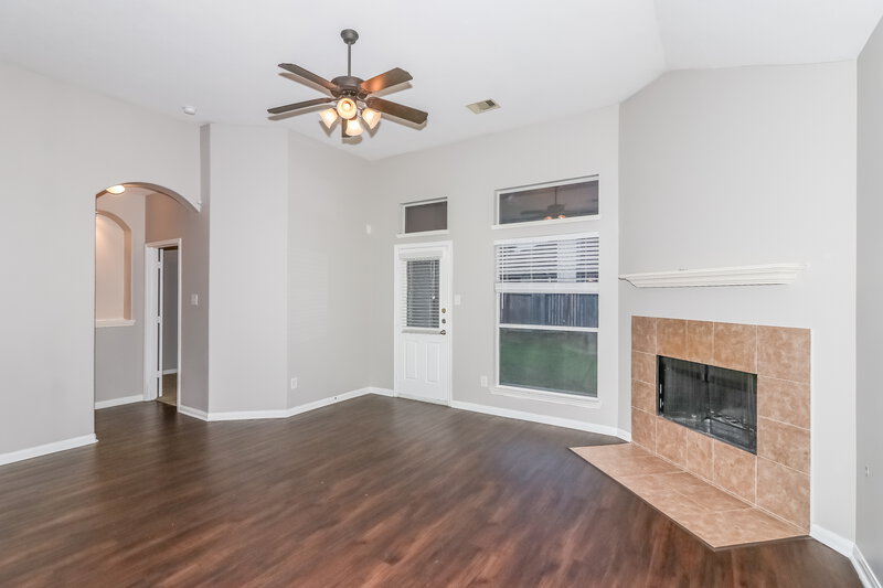 2,250/Mo, 20130 Niagara Falls Dr Tomball, TX 77375 Living Room View