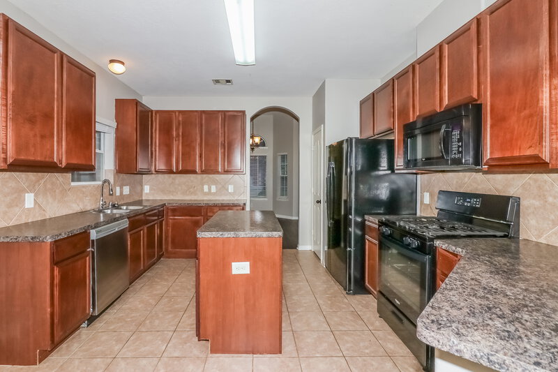 2,250/Mo, 20130 Niagara Falls Dr Tomball, TX 77375 Kitchen View 2