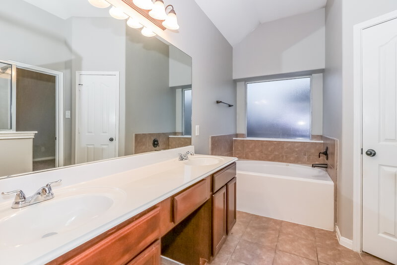 2,250/Mo, 20130 Niagara Falls Dr Tomball, TX 77375 Main Bathroom View 2