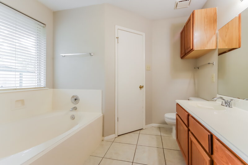 1,950/Mo, 2614 Sherwood Hollow Ln Kingwood, TX 77339 Main Bathroom View