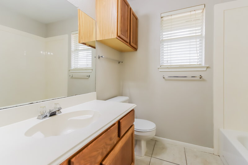 1,950/Mo, 2614 Sherwood Hollow Ln Kingwood, TX 77339 Bathroom View 2