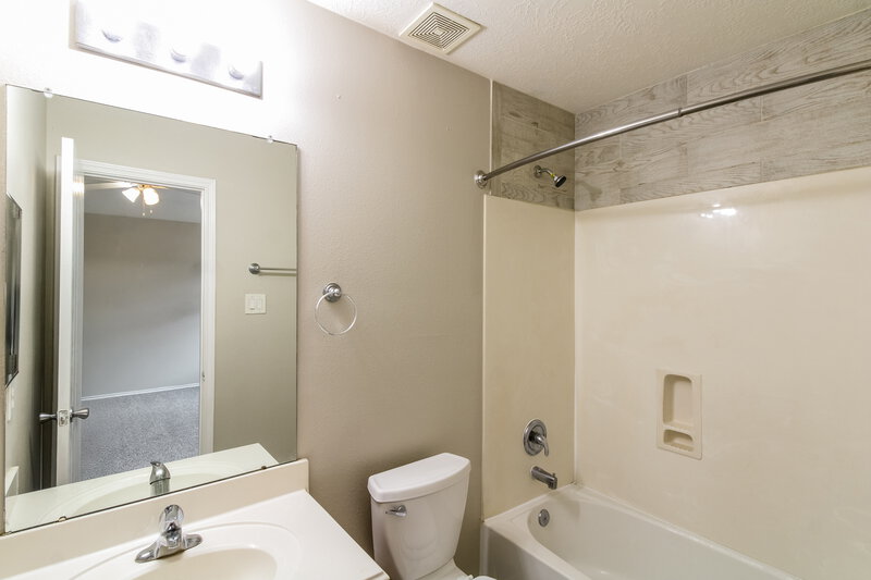 1,810/Mo, 8911 Grackle Run Ln Humble, TX 77338 Main Bathroom View