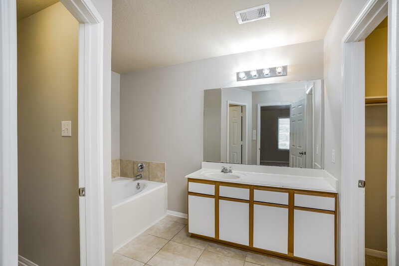 2,030/Mo, 5015 Fair Oak Dale Ln Humble, TX 77346 Main Bathroom View 2