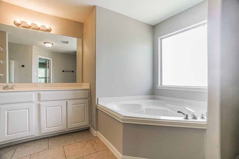 1,830/Mo, 4518 Nueces River Loop Spring, TX 77386 Main Bathroom View