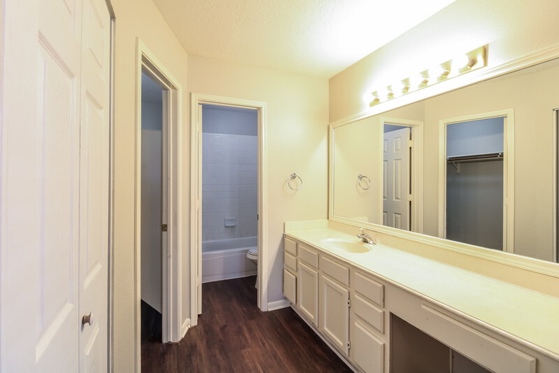 2,570/Mo, 17938 Great Glen Dr Houston, TX 77084 Main Bathroom View