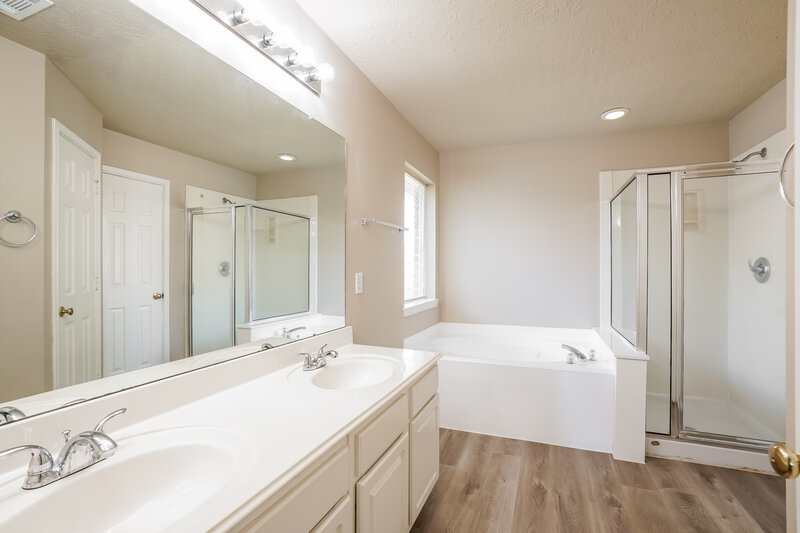 1,940/Mo, 5418 Trail Timbers Dr Humble, TX 77346 Main Bathroom View