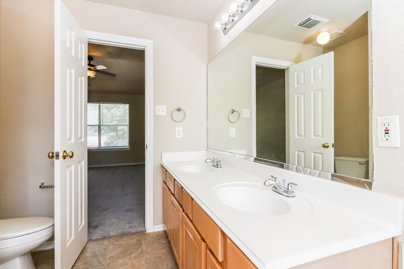 1,930/Mo, 19906 Mason Creek Dr Katy, TX 77449 Main Bathroom View 2