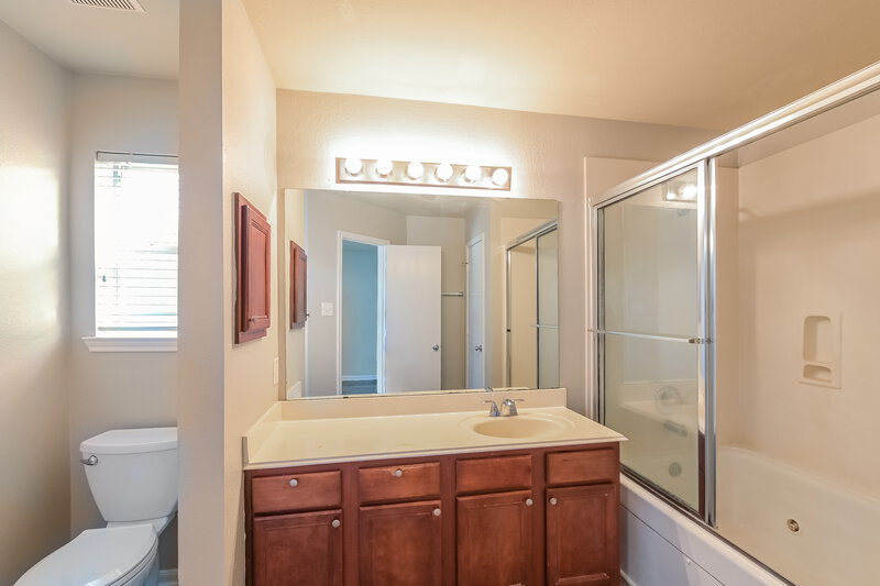 1,880/Mo, 8214 Sanders Glen Ln Humble, TX 77338 Main Bathroom View