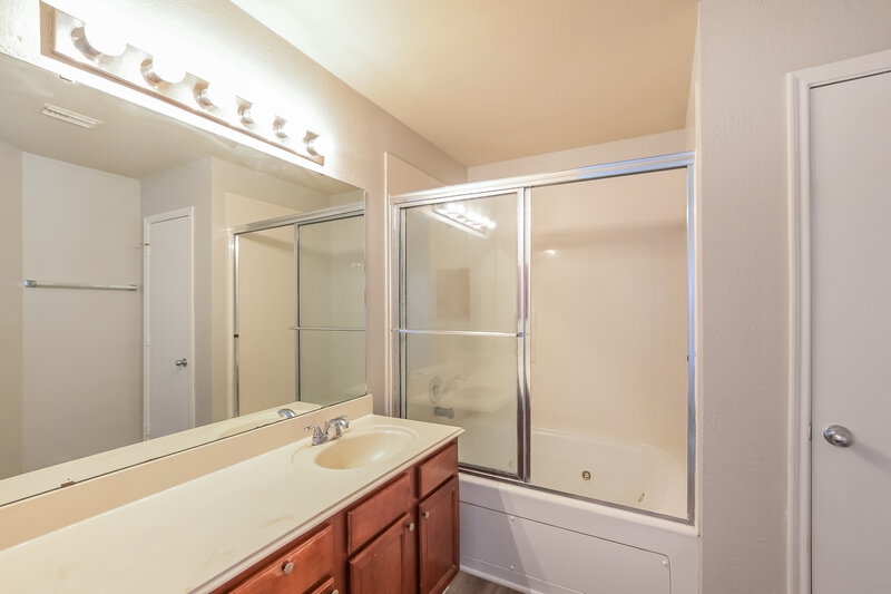 1,880/Mo, 8214 Sanders Glen Ln Humble, TX 77338 Main Bathroom View 2