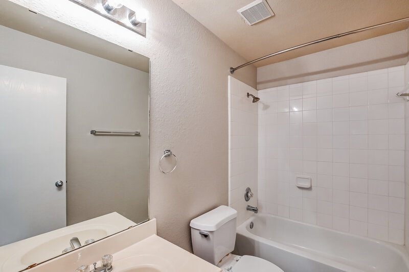 1,880/Mo, 8214 Sanders Glen Ln Humble, TX 77338 Bathroom View