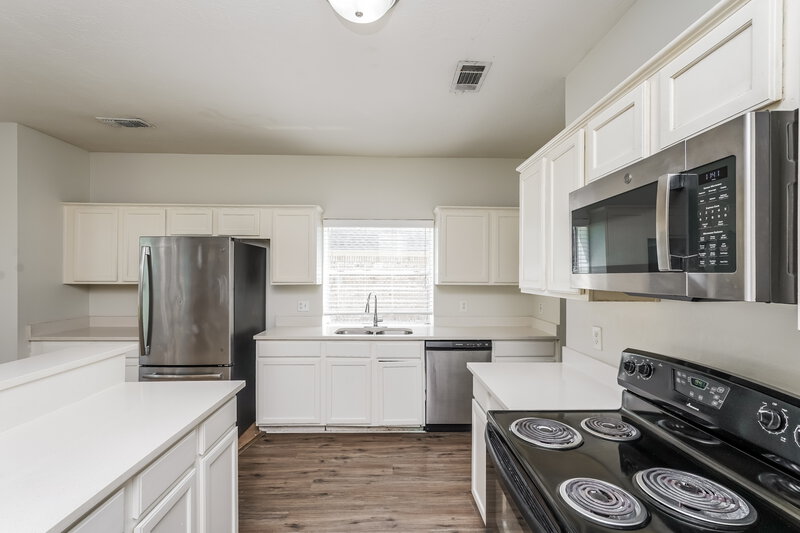 2,055/Mo, 17902 Scenic Oaks Dr Richmond, TX 77407 Kitchen View 2