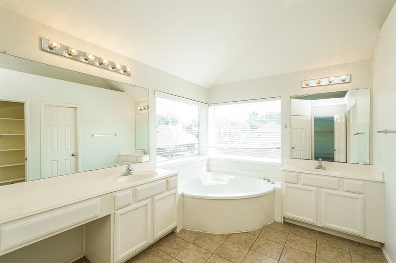2,055/Mo, 17902 Scenic Oaks Dr Richmond, TX 77407 Main Bathroom View 2